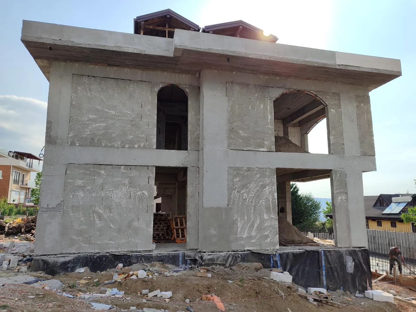 Geniş saçaklı betonarme iki katlı yapının ön cephesi