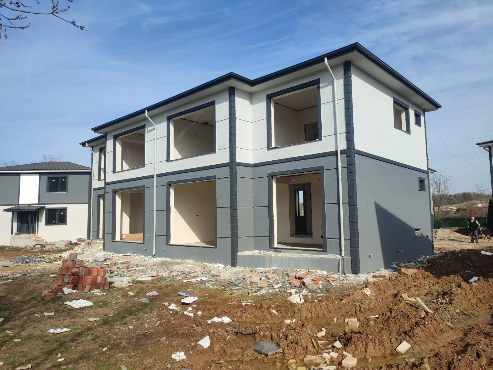 Kurt Yapı Denetim saha çalışmalarından beyaz ve gri cepheli konut